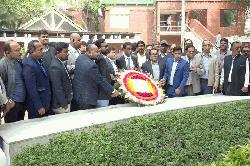বঙ্গবন্ধুর সমাধিতে সড়ক ও জনপথ অধিদপ্তরের প্রধান প্রকৌশলীর শ্রদ্ধা 
