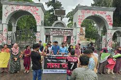 ইবি শিক্ষকের বিরুদ্ধে অপপ্রচারের প্রতিবাদে শিক্ষার্থীদের বিক্ষোভ ও মানববন্ধন