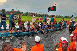 বিলুপ্তপ্রায় ঐতিহ্যবাহী নৌকা বাইচ দেখতে কচুগাড়ী বিলে মানুষের ঢল